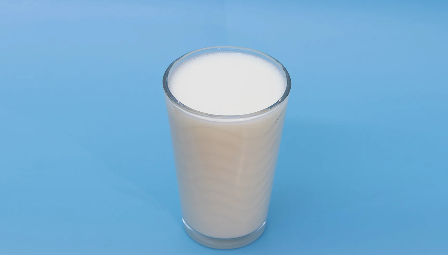 Various types of lactose-free milk options including cow's, soy, almond, and oat milk in Kuwait